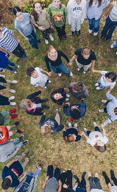 Plantation d'une micro-forêt avec des enfants