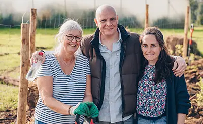 Plantation d'une micro-forêt avec des enfants